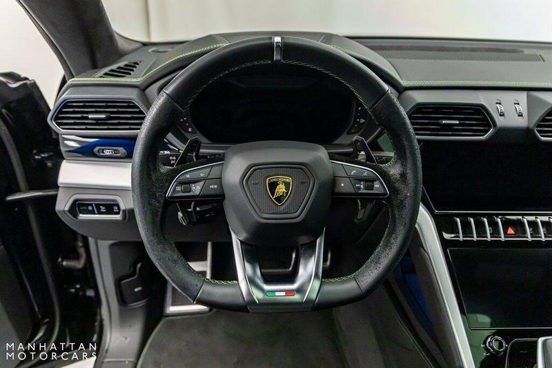 2022 Lamborghini Urus BaseImage 15