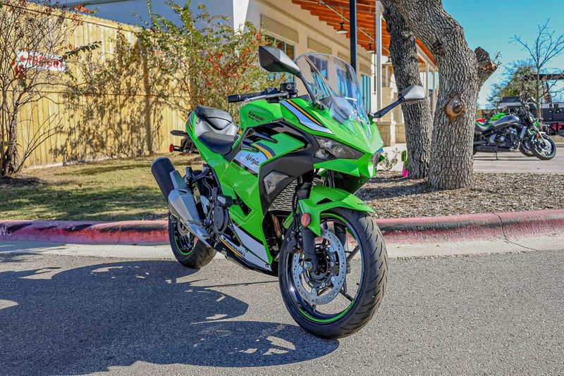 2025 KAWASAKI NINJA 500 KRT EDITION SE ABS LIME GREEN AND EBONY AND PEARL BLIZZARD WHITE 