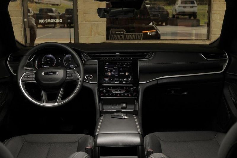 2025 Jeep Grand Cherokee LaredoImage 9