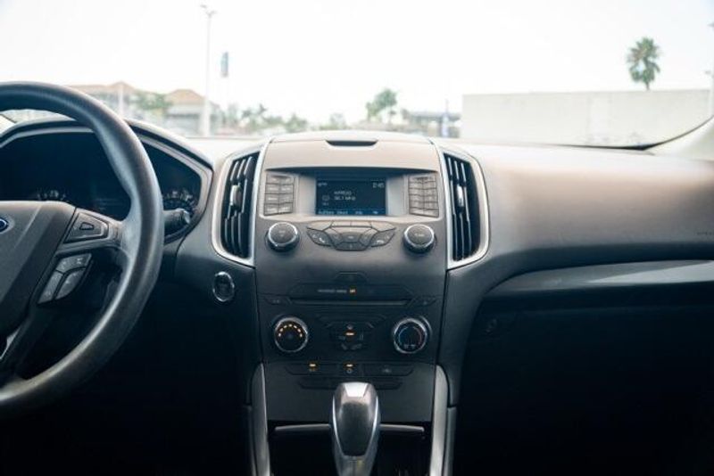 Used 2017 Ford Edge SEImage 16