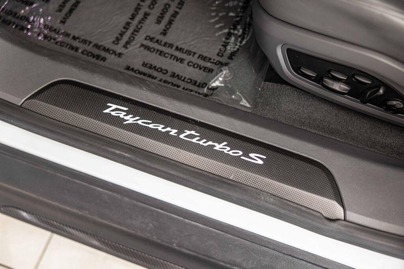 2020 Porsche Taycan Turbo S photo 18