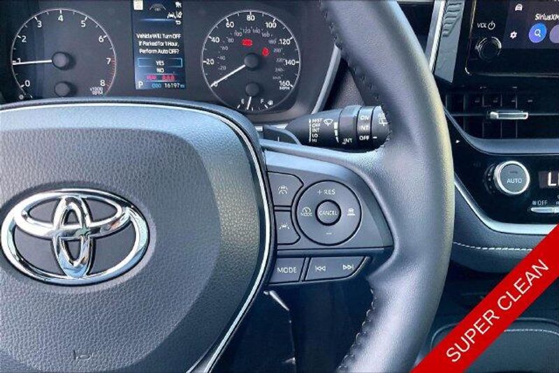 Used 2025 Toyota Corolla Hatchback SEImage 19