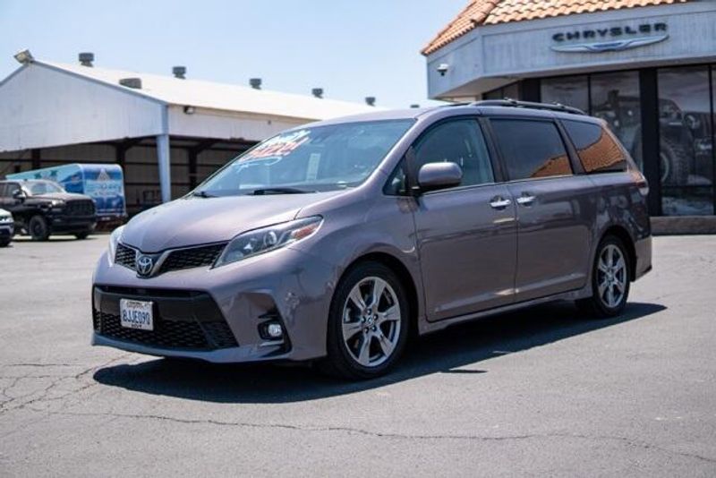 2019 Toyota Sienna SEImage 3