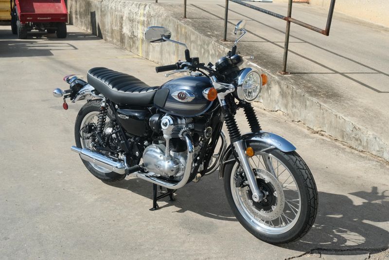 2024 KAWASAKI W800 ABS METALLIC SLATE BLUE AND METALLIC DIABLO BLACK 