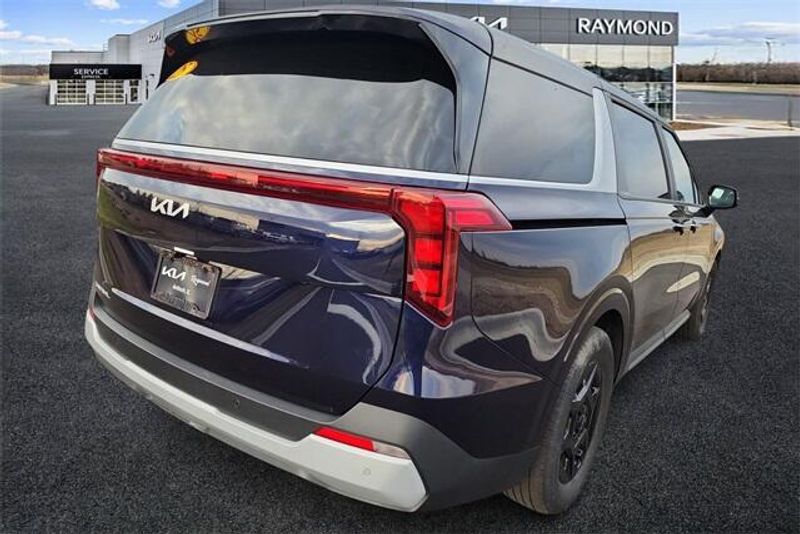 2025 Kia Carnival LXSImage 8