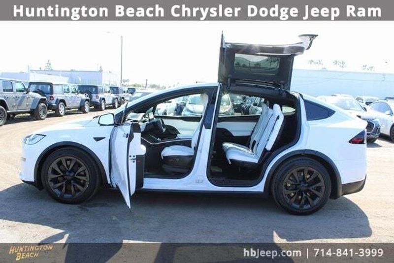 2022 Tesla Model X BaseImage 34