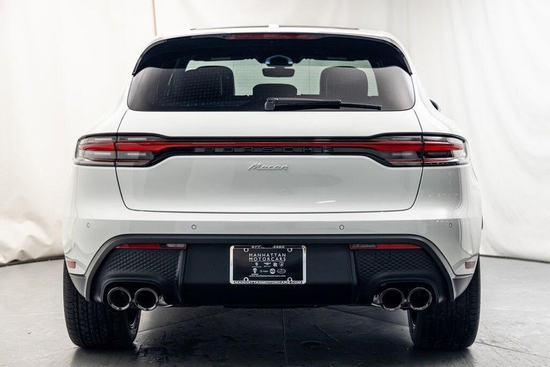 2025 Porsche Macan BaseImage 4