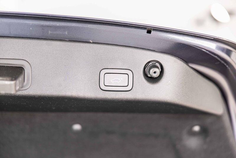 2015 Jaguar XJ Base photo 17