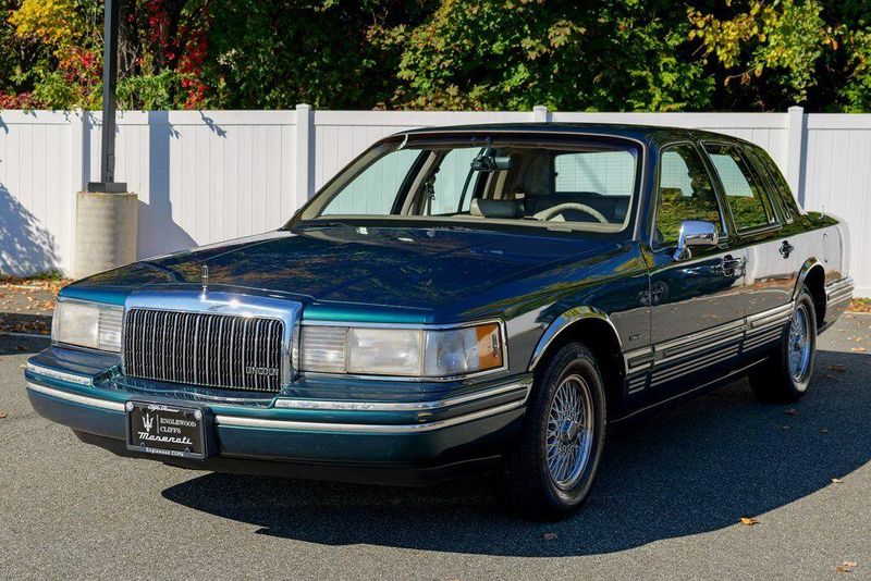 1993 Lincoln Town Car Executive photo 3