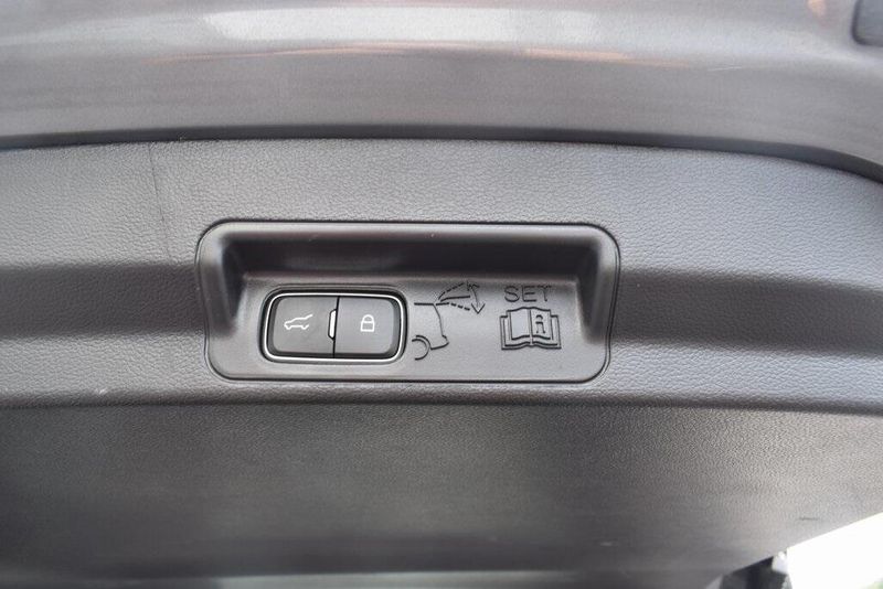 Used 2022 Ford Explorer XLTImage 6