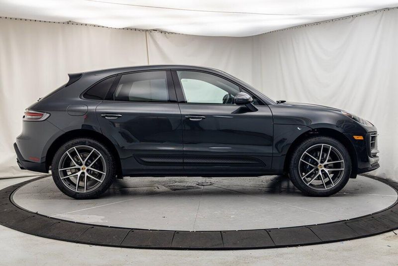 2025 Porsche Macan BaseImage 6