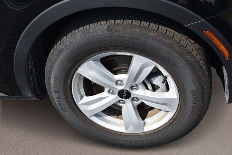 New 2025 Kia Sorento LXImage 12