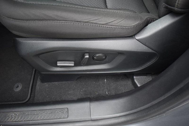 Used 2022 Ford Explorer XLTImage 16