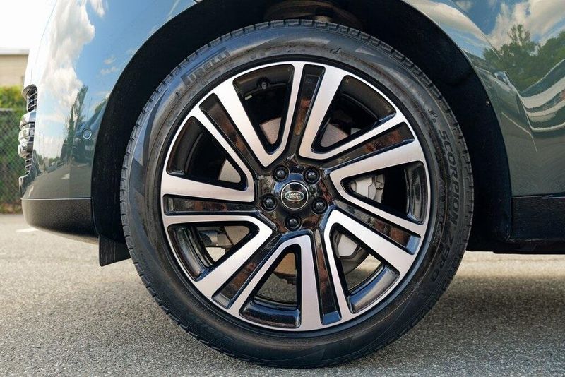2023 Land Rover Range Rover SE photo 14