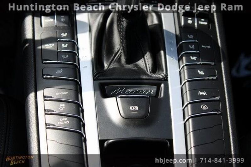 2020 Porsche Macan BaseImage 17