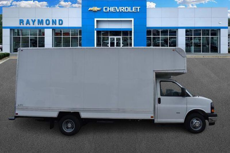 New 2025 Chevrolet Express 3500 Work VanImage 2