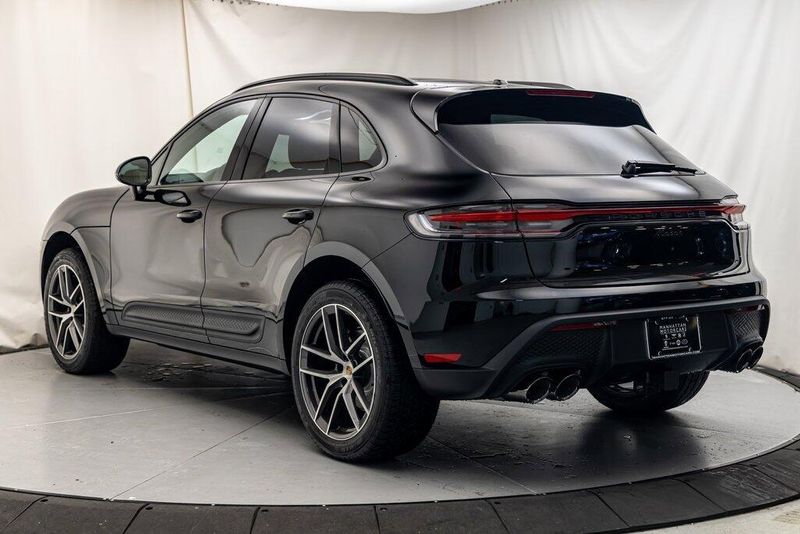 2025 Porsche Macan BaseImage 3