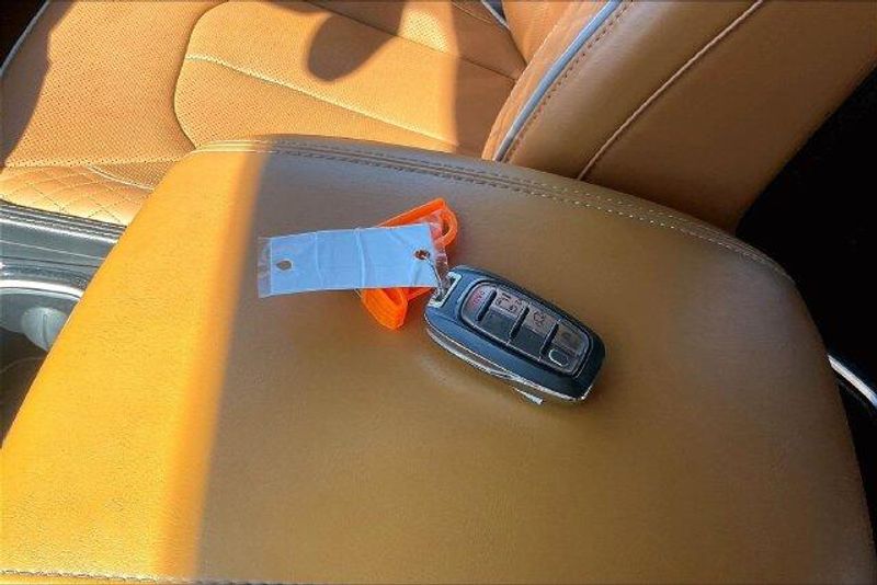 Used 2023 Chrysler Pacifica Hybrid PinnacleImage 11