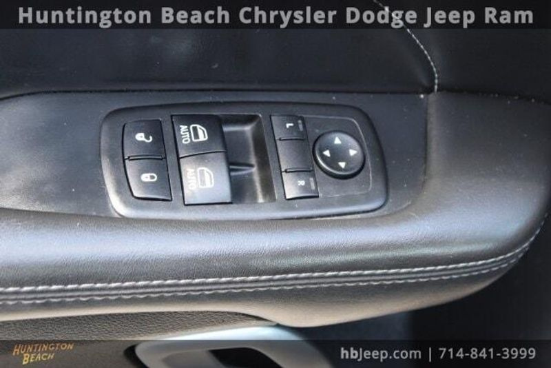 2015 Dodge Challenger SXTImage 11
