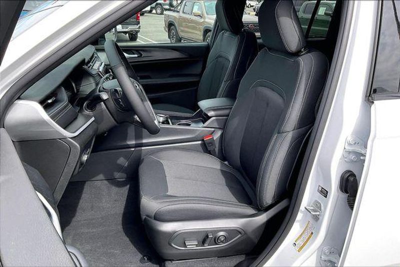 New 2026 Jeep Grand Cherokee Laredo X 4x4Image 8