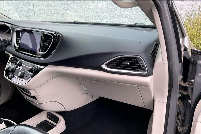 Used 2023 Chrysler Pacifica Touring LImage 16