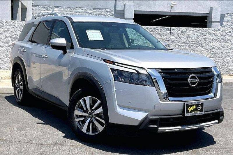 Used 2025 Nissan Pathfinder SLImage 12