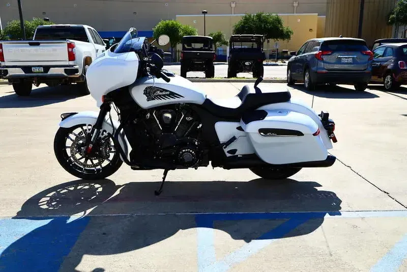 2025 Indian Motorcycle CHIEFTAIN POWERPLUS DARK HORSE 112 RA 49ST GHOST WHITE METALLIC SMOKE Image 2