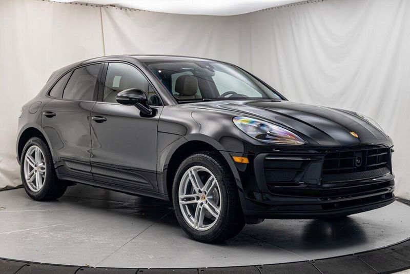 2025 Porsche Macan BaseImage 7