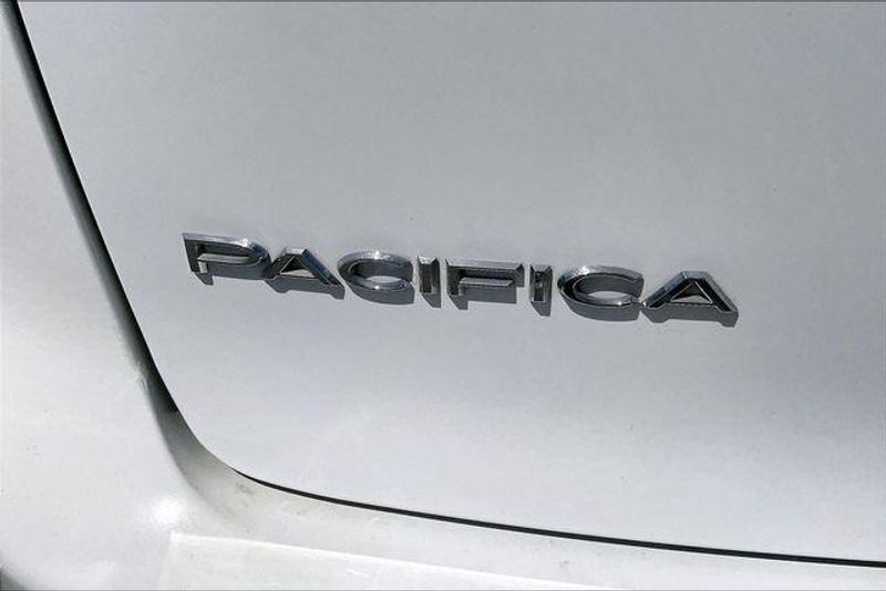 Used 2023 Chrysler Pacifica Touring LImage 7