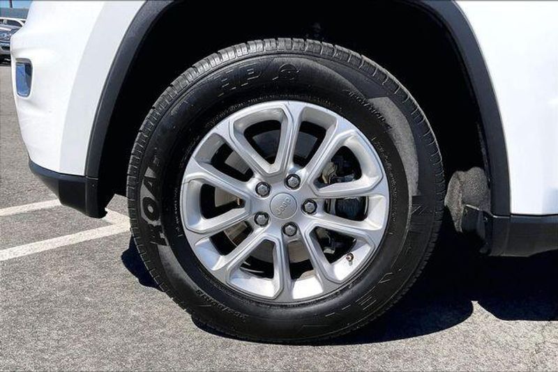 Used 2021 Jeep Grand Cherokee Laredo XImage 8