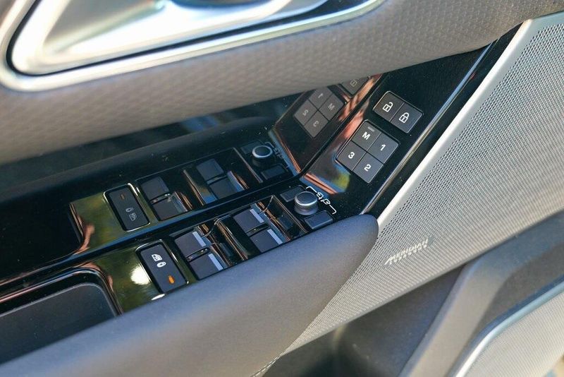 2022 Land Rover Range Rover Velar P250 R-Dynamic S photo 17