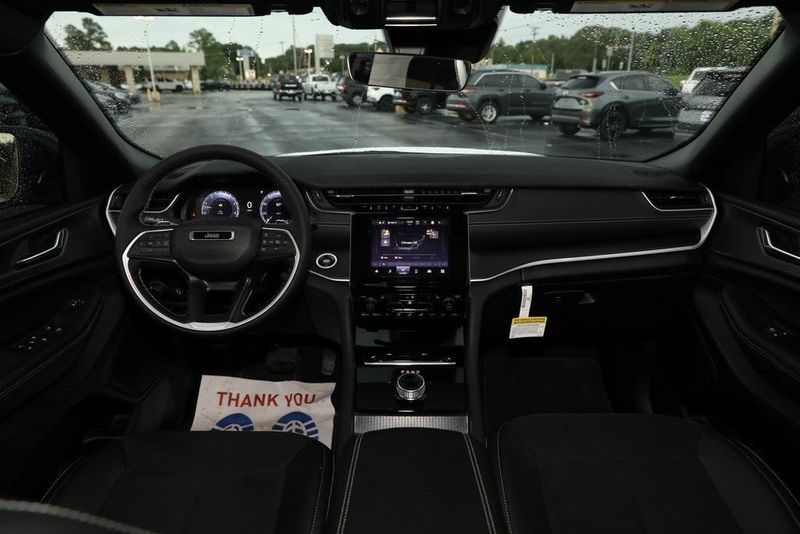 2025 Jeep Grand Cherokee Altitude 4x2Image 20