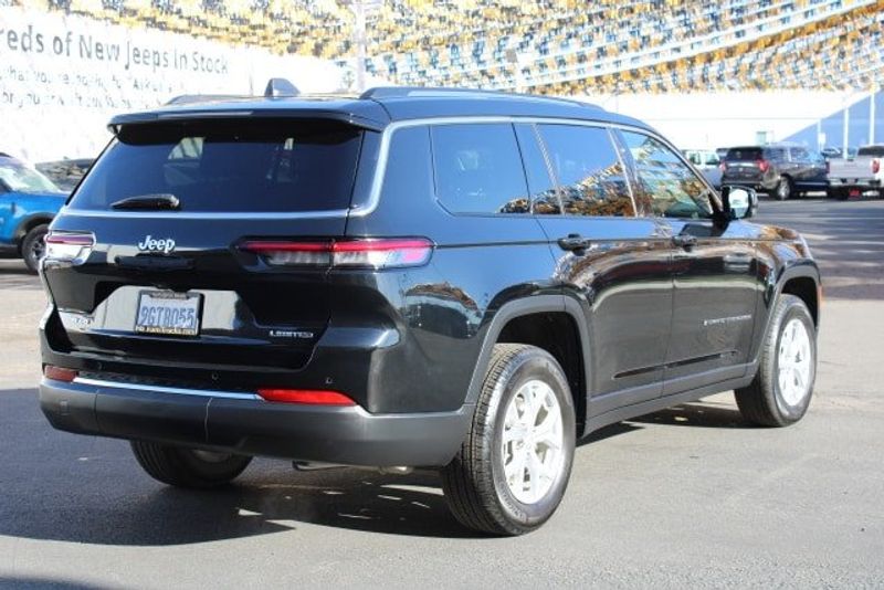 2023 Jeep Grand Cherokee L Limited 4x4Image 5