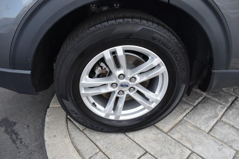 Used 2022 Ford Explorer XLTImage 4
