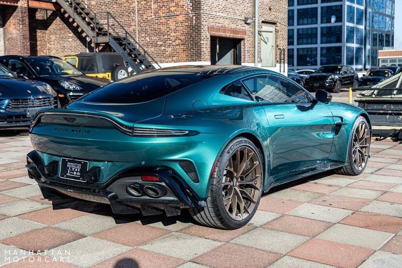 2025 Aston Martin Vantage BaseImage 5