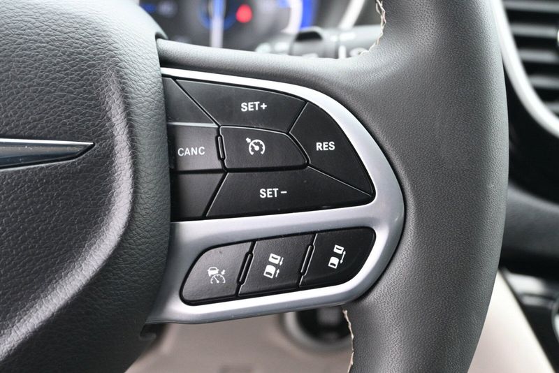 2023 Chrysler Pacifica Touring LImage 24