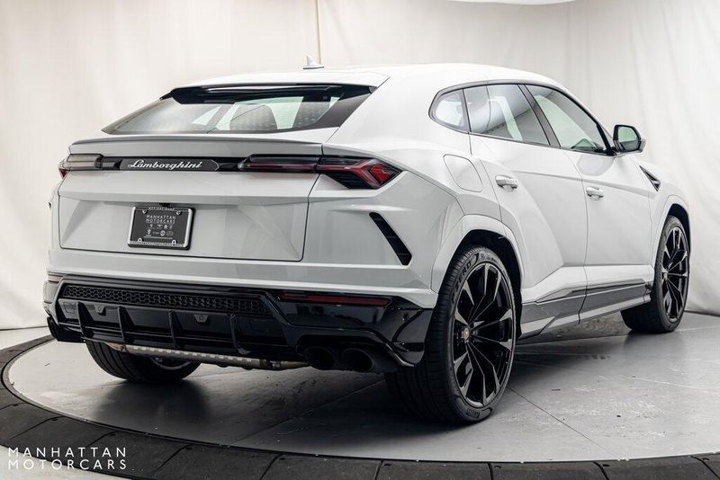 2021 Lamborghini Urus BaseImage 5