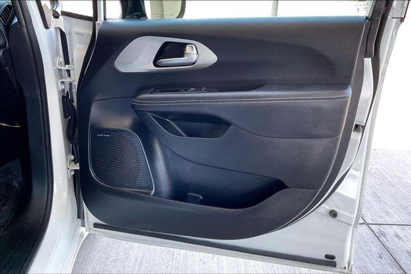 Used 2023 Chrysler Pacifica Hybrid LimitedImage 23