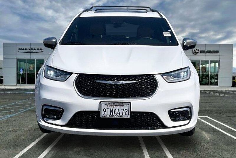 Used 2023 Chrysler Pacifica Hybrid PinnacleImage 2