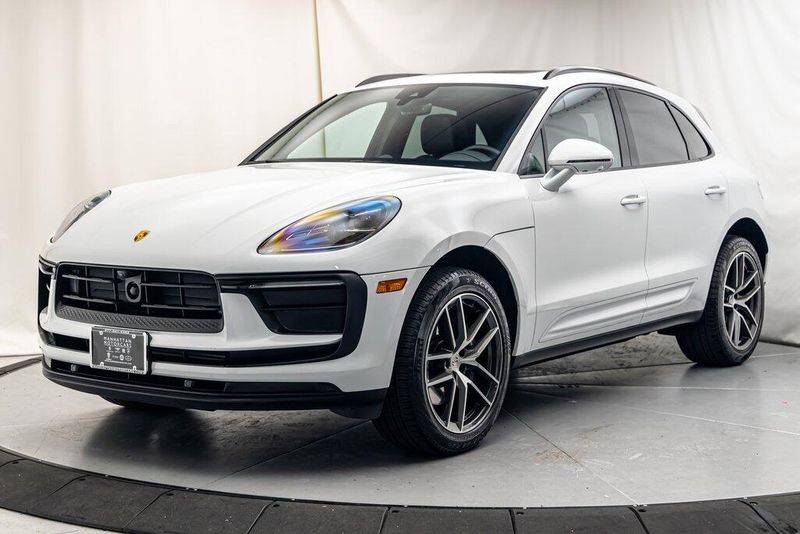 2024 Porsche Macan BaseImage 1