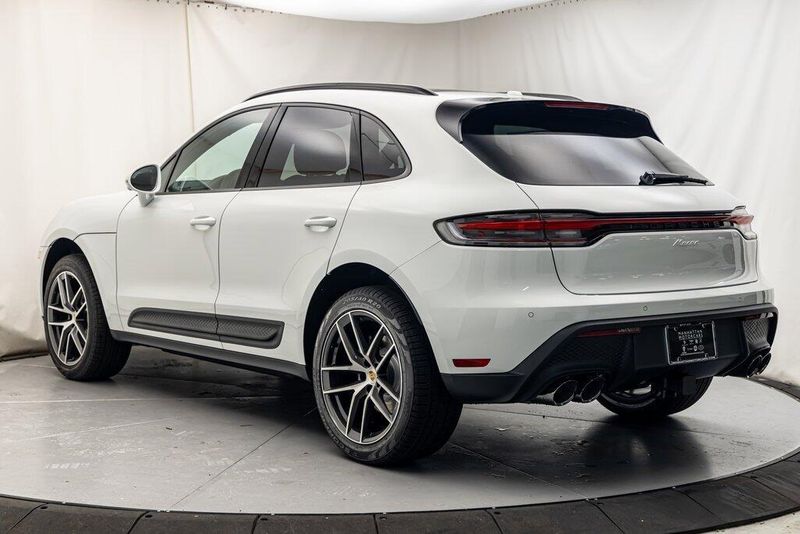 2025 Porsche Macan BaseImage 3