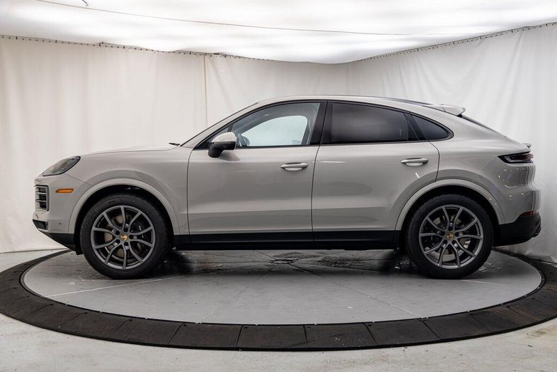 2024 Porsche Cayenne BaseImage 2