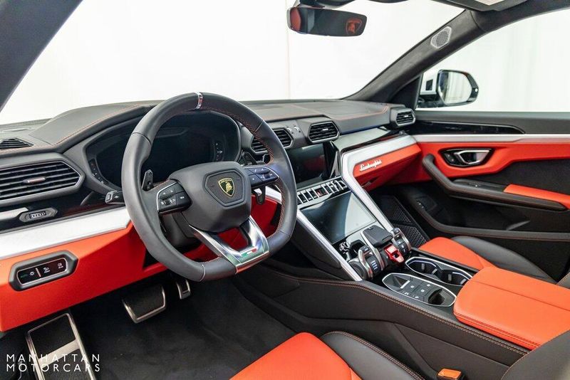 2021 Lamborghini Urus BaseImage 13