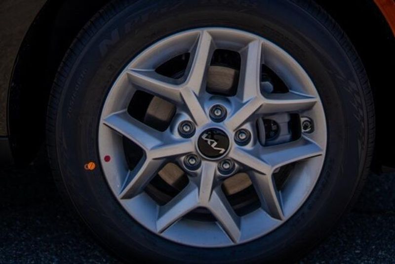 2025 Kia Soul LXImage 12