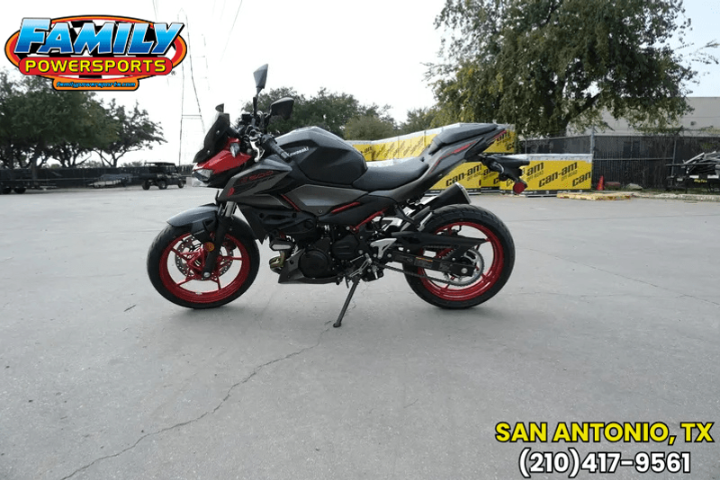 2025 KAWASAKI Z500 SE ABS CANDY PERSIMMON RED AND METALLIC FLAT SPARK BLACK AND METALLIC MATTE GRAPHENESTEEL GRAY 