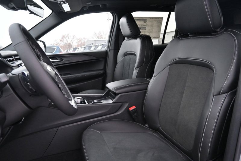 2025 Jeep Grand Cherokee Altitude XImage 13