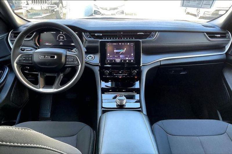 Used 2025 Jeep Grand Cherokee Laredo XImage 15