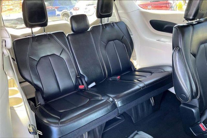 Used 2023 Chrysler Pacifica Touring LImage 35