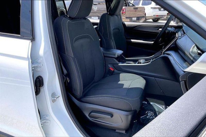 Used 2025 Jeep Grand Cherokee L LaredoImage 6