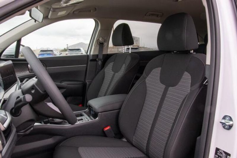 2025 Kia Sorento LXImage 9